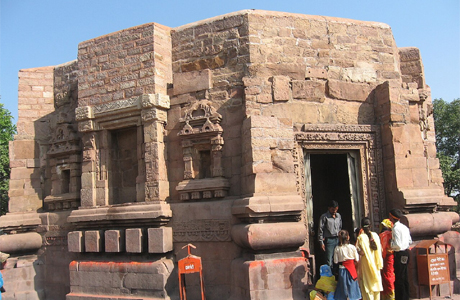 बिहार के इस मंदिर में होती है बकरे की रक्तहीन बलि, जीवित लौटता है घर