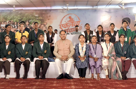मुख्यमंत्री विष्णु साय ने नीट में सफल हुए एकलव्य के विद्यार्थियों का बढ़ाया उत्साह
