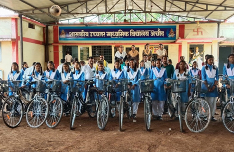 सरस्वती साइकिल योजना के तहत 32 बेटियों को मिला स्कूल जाने का साधन
