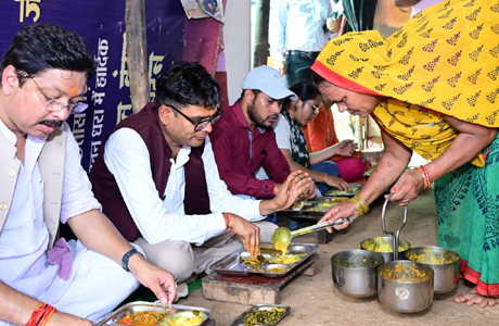 अम्मा की रसोई में जमीन पर बैठकर वित्त मंत्री चौधरी ने किया भोजन