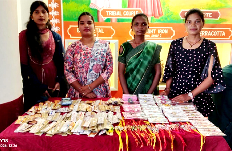 बस्तर की दीदियों ने प्राकृतिक सामग्रियों से तैयार कीं इको-फ्रेंडली राखियां