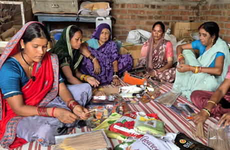 अगरबत्ती-धूप निर्माण से थैलीटोला की महिलाओं का जीवन भी हुआ सुगंधित