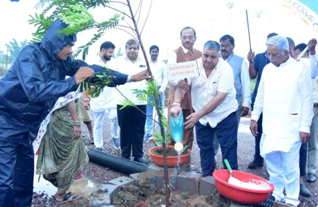 पर्यटन-संस्कृति मंत्री अग्रवाल ने लगाया एक पेड़ मां के नाम