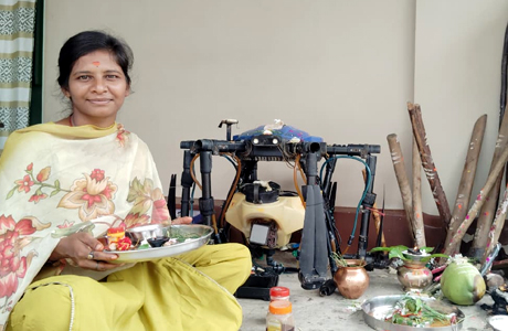 हरेली पर ड्रोन दीदियों ने की अपने ड्रोन की पूजा, गुड़-चीला का भोग लगाया