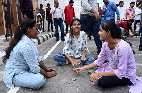 हरेली पर गेड़ी, बिल्लस, गोटी और बाटी जैसे पारंपरिक खेलों ने लौटाई गांव की यादें