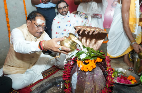 मुख्यमंत्री ने बाबा कर्मेश्वर का किया रुद्राभिषेक, मांगी प्रदेश की खुशहाली