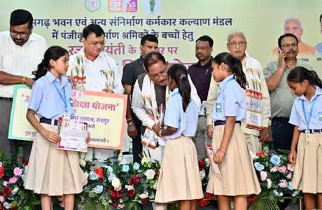 ढाई साल में छत्तीसगढ़ ने श्रमिक कल्याण के क्षेत्र में बनाई नई पहचान