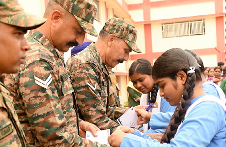 सेना के जवानों को भेजी राखियां, पोस्टकार्ड पर लिखे भावुक संदेश