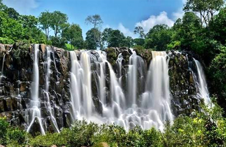 रमदहा वॉटरफॉल में लगे सोलर हाई मास्ट लाइट, पर्यटन हुआ सुरक्षित