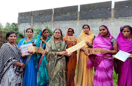 बिहान की दीदियों ने बनाई बीज की राखियां, अब तक डेढ़ लाख की बिक्री