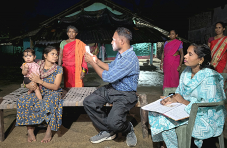 अंधेरी रात, मूसलाधार बारिश और टॉर्च की रोशनी में पहुंची स्वास्थ्य सुरक्षा
