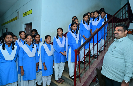 तर्रीघाट हाई स्कूल पहुंचे शिक्षा मंत्री गजेन्द्र, विद्यार्थियों से किया संवाद