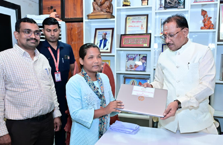 दृष्टिबाधित जयमंती के सपनों को मिली उड़ान, सीएम ने भेंट की लैपटॉप