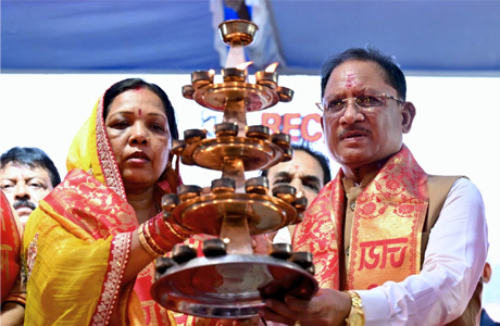 सवा लाख दीपों से जगमगाया खारुन तट, प्रधानमंत्री के दीर्घायु के लिए महाआरती