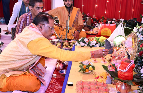 मुख्यमंत्री निवास में विराजे विघ्नहर्ता श्री गणेश, परिजनों संग की पूजा