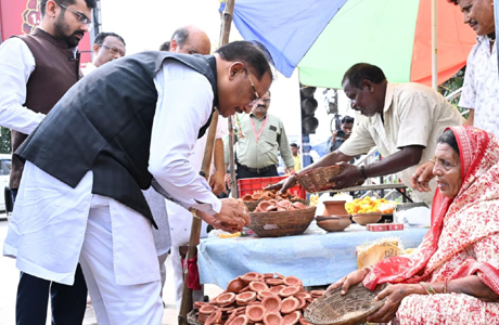 मुख्यमंत्री साय ने पसरे से एक हजार रुपए में खरीदा आशीर्वाद का दीया