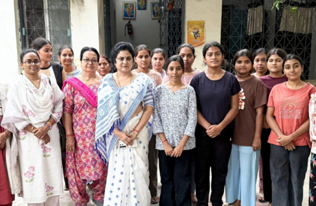राज्य महिला आयोग की अध्यक्ष डॉ. ममता साहू ने देखा कन्या छात्रावास का हाल