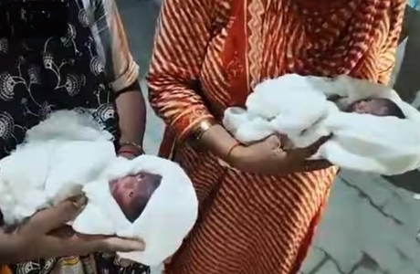 स्टेशन के बाहर खुली सड़क पर महिला ने दिया जुड़वां बच्चों को जन्म