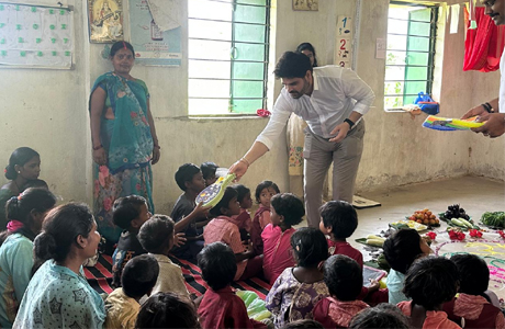आंगन मिलन सेवा से जुड़ रहा समाज, बच्चों को मिले खिलौने और स्नेह