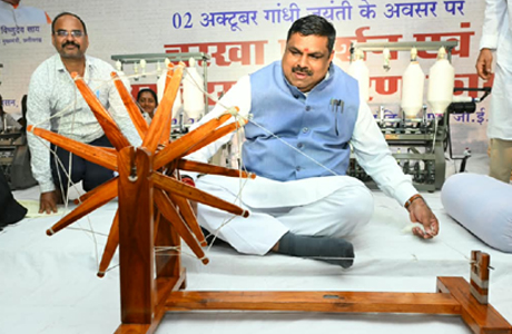 शिक्षा मंत्री ने दिया खादी और स्थानीय उत्पादों के अधिकाधिक उपयोग पर जोर