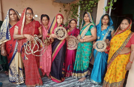 कोसा धागाकरण से समूह की महिलाओं की आर्थिक स्थिति हो रही मजबूत
