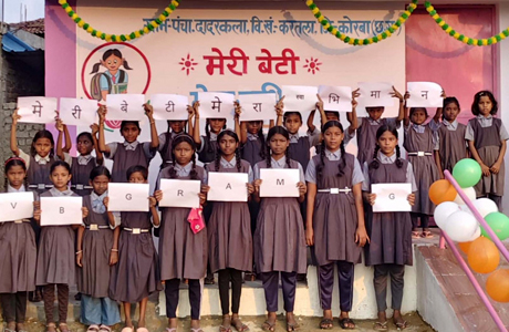 नवरात्र से पहले कोरबा के ग्रामों में बेटियों को मिला बालिका शौचालयों की सौगात