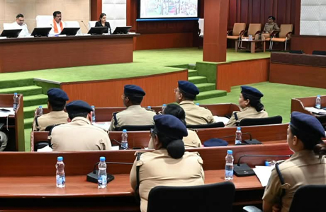 नशे के अवैध कारोबार को जड़ से उखाड़कर नेटवर्क ध्वस्त करें - गृह मंत्री