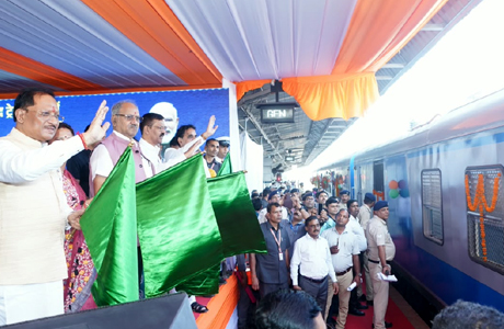 रावघाट-रायपुर-कुरूद यात्री रेल सेवाओं को साय व वैष्णव ने दिखाई हरी झंडी