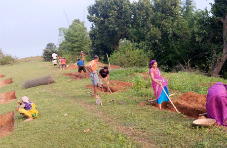सेवा संकल्प : मानिकप्रकाशपुर, 800 स्टैगर्ड ट्रेंच से सहेजा जा रहा वर्षा जल