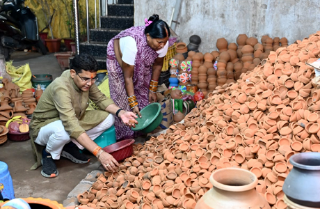 स्थानीय कारीगरों द्वारा निर्मित मिट्टी के दीयों से मनाएं दीपावली – राजस्व मंत्री